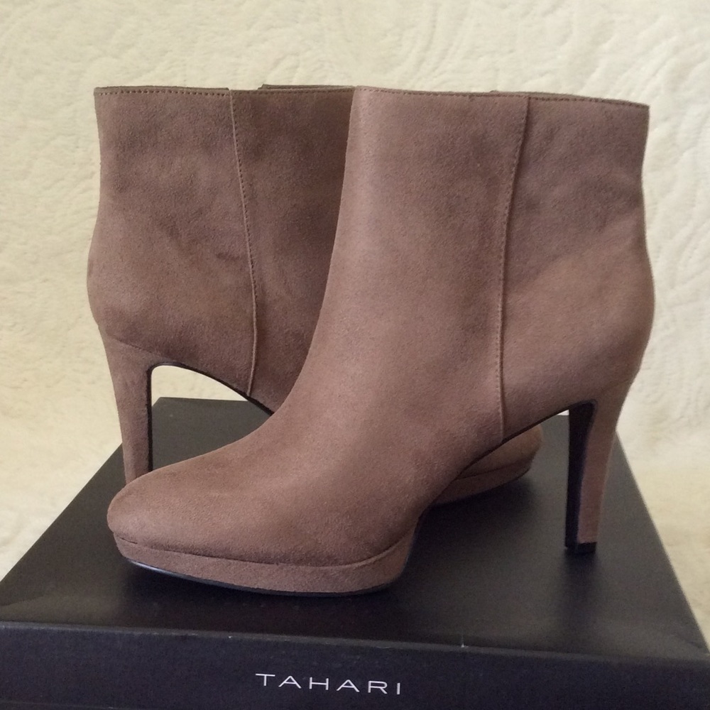 🖤TAHARI SHELBY TAUPE BOOTIES🖤